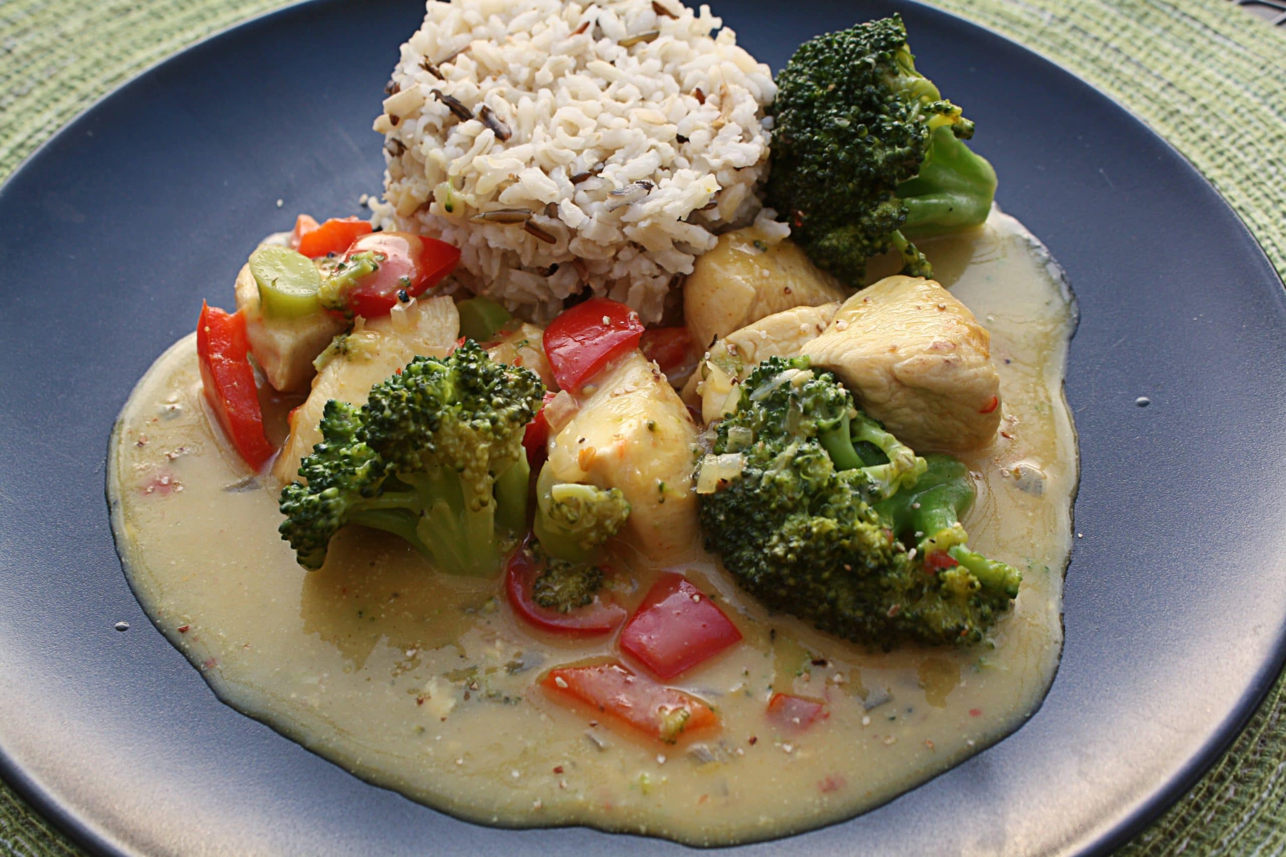 Asiatische Hühnerpfanne mit Broccoli und Wildreis