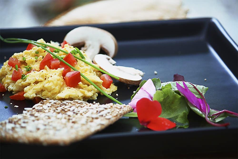 Frühstück: Rührei mit Tomaten Champignons, Salat | IHLEVITAL