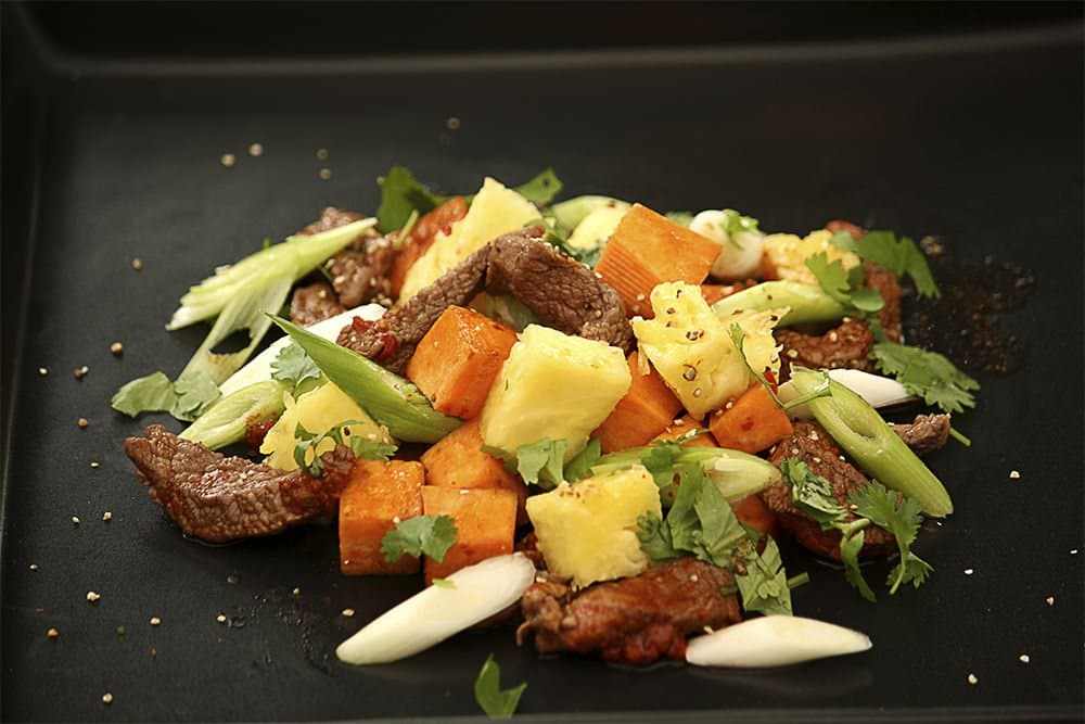 Süßkartoffel-Ananas Salat mit Rinderhüftstreifen