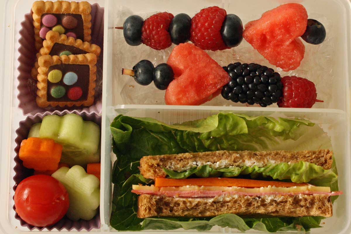Obstspieße und Sandwich. Lunchbox