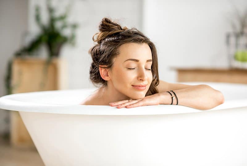 Frau am entspannen in der Badewanne