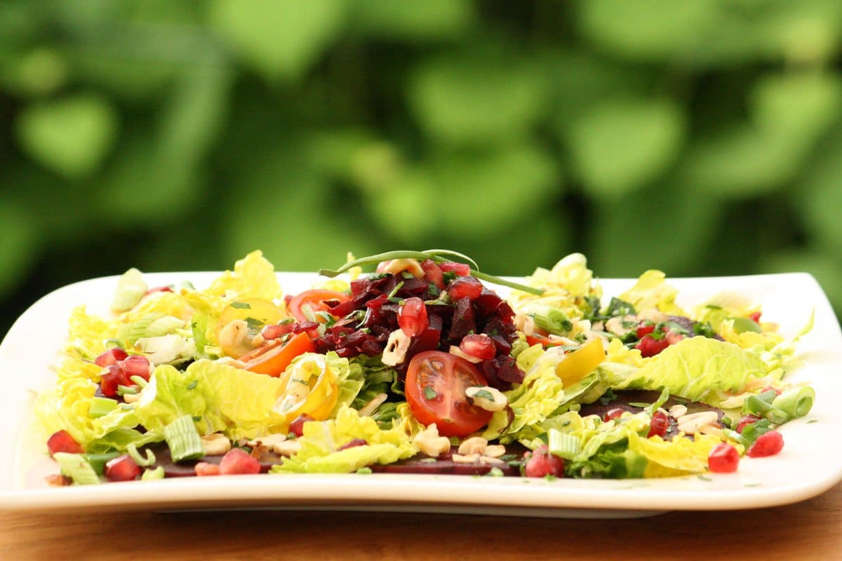 Rote Beete Granatapfel Salat mit Nüssen