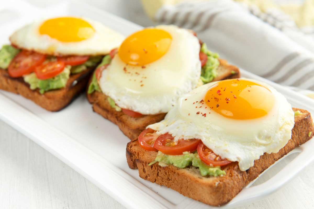 Deftiges Frühstück. Avocado Spiegelei Toast