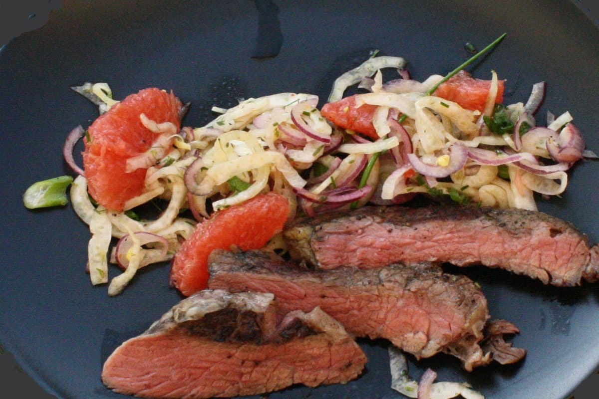 Steak, Grapefruit Fenchel Salat mit Chiliflocken
