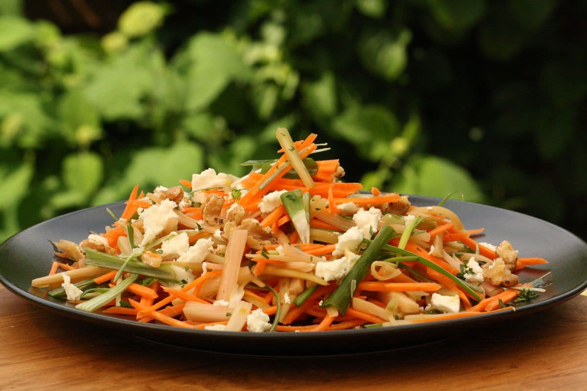 Möhren Rhabarber Salat mit Walnüssen