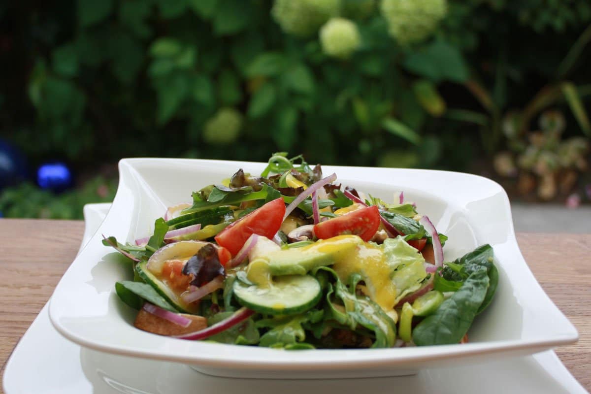 Wildkräuter Salat – Mango Chili Dressing